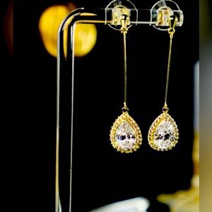 Crystal Elegant Tear drop Earrings NWOT